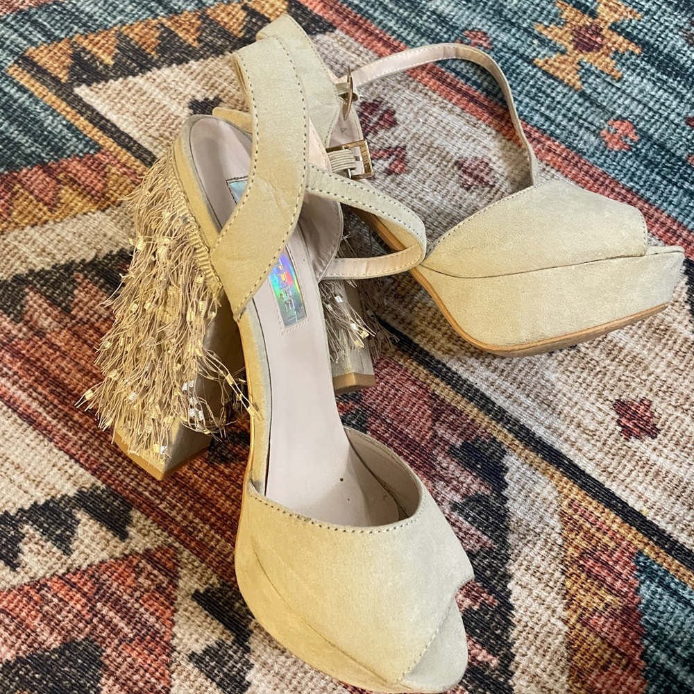 Fringe heels pumps beige